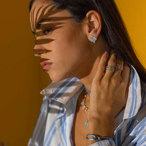 Happiness Small Dame Earrings Model